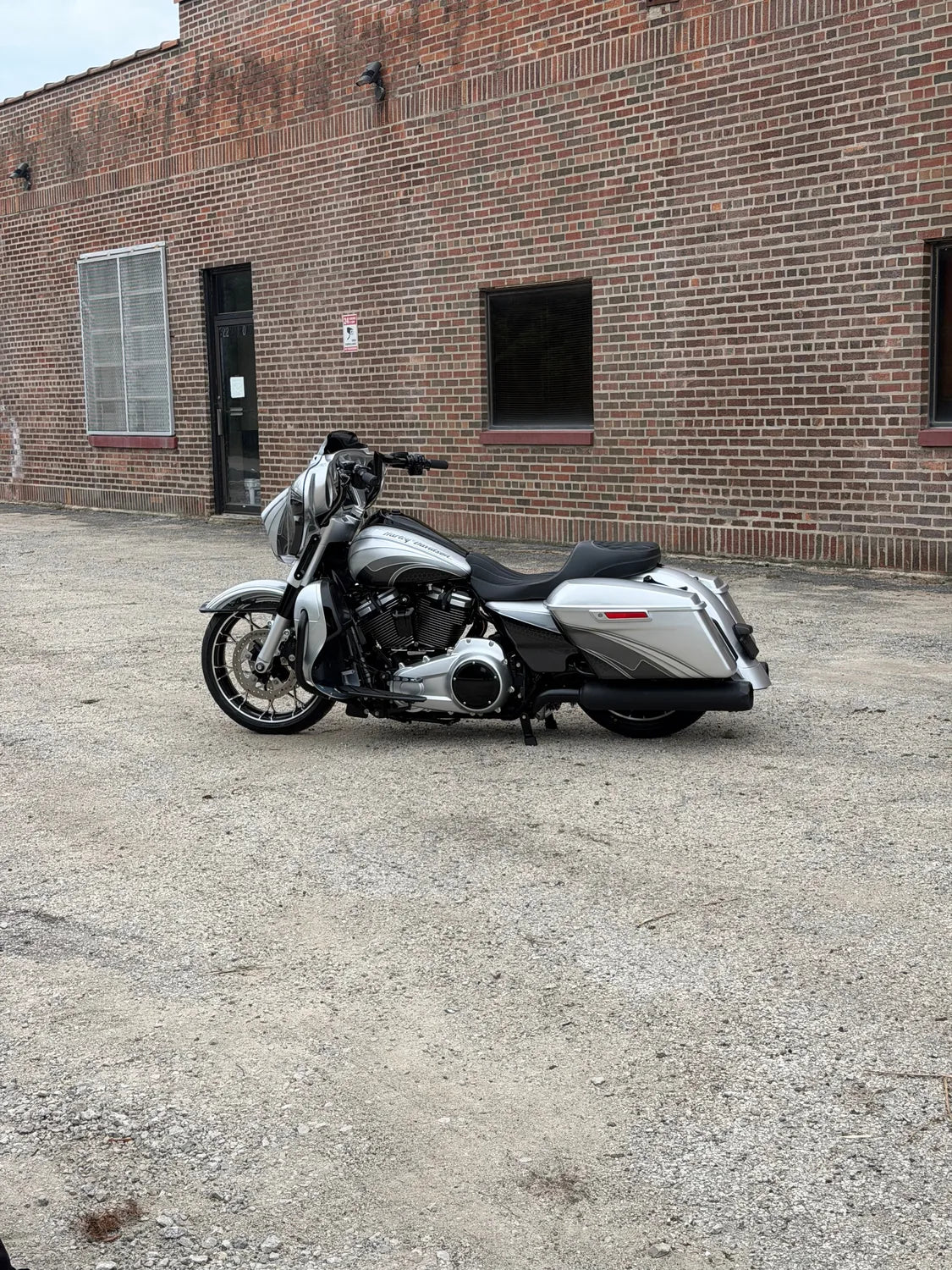 SILVER BULLET - Custom 2017 Harley Street Glide