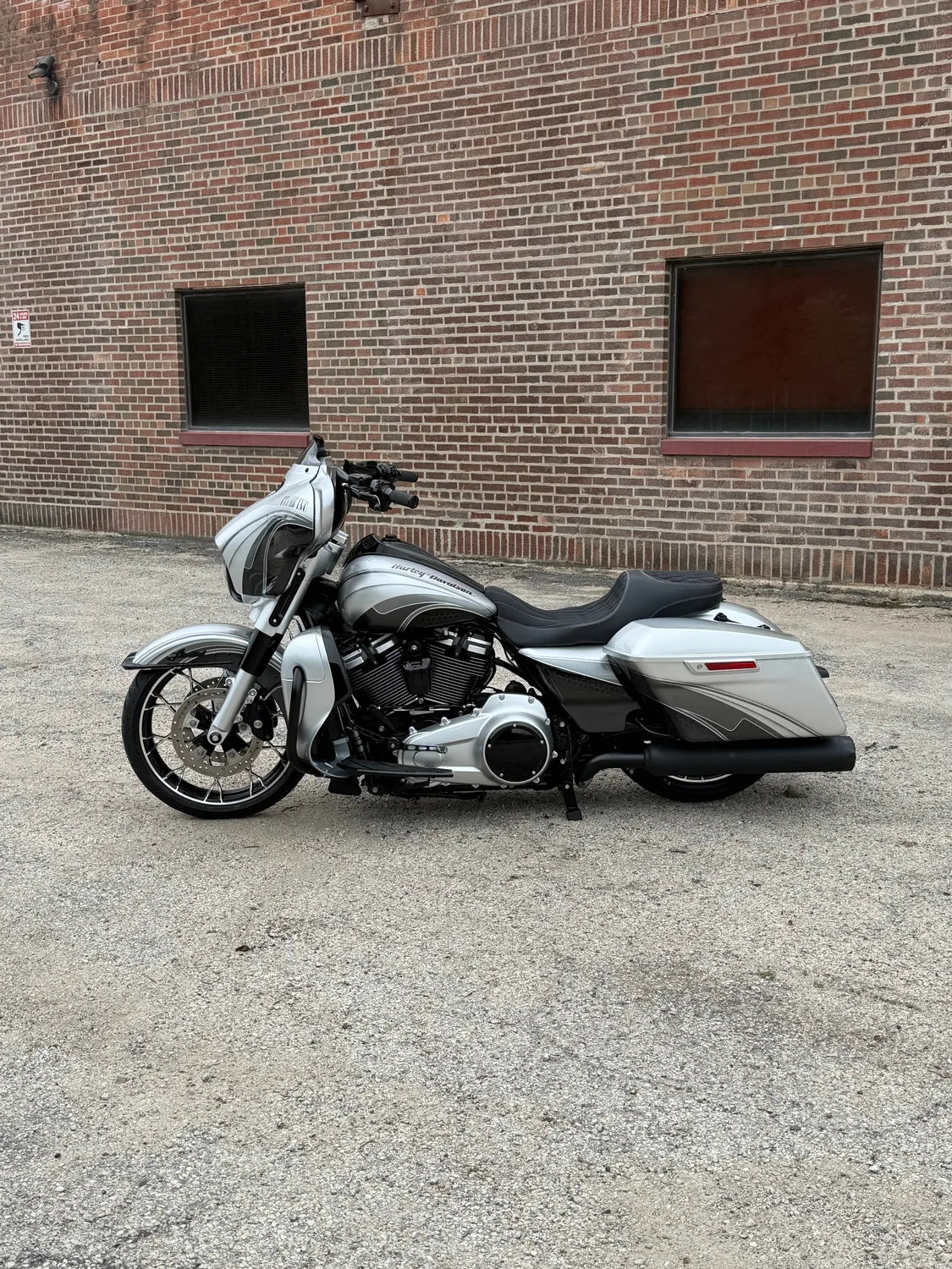 SILVER BULLET - Custom 2017 Harley Street Glide