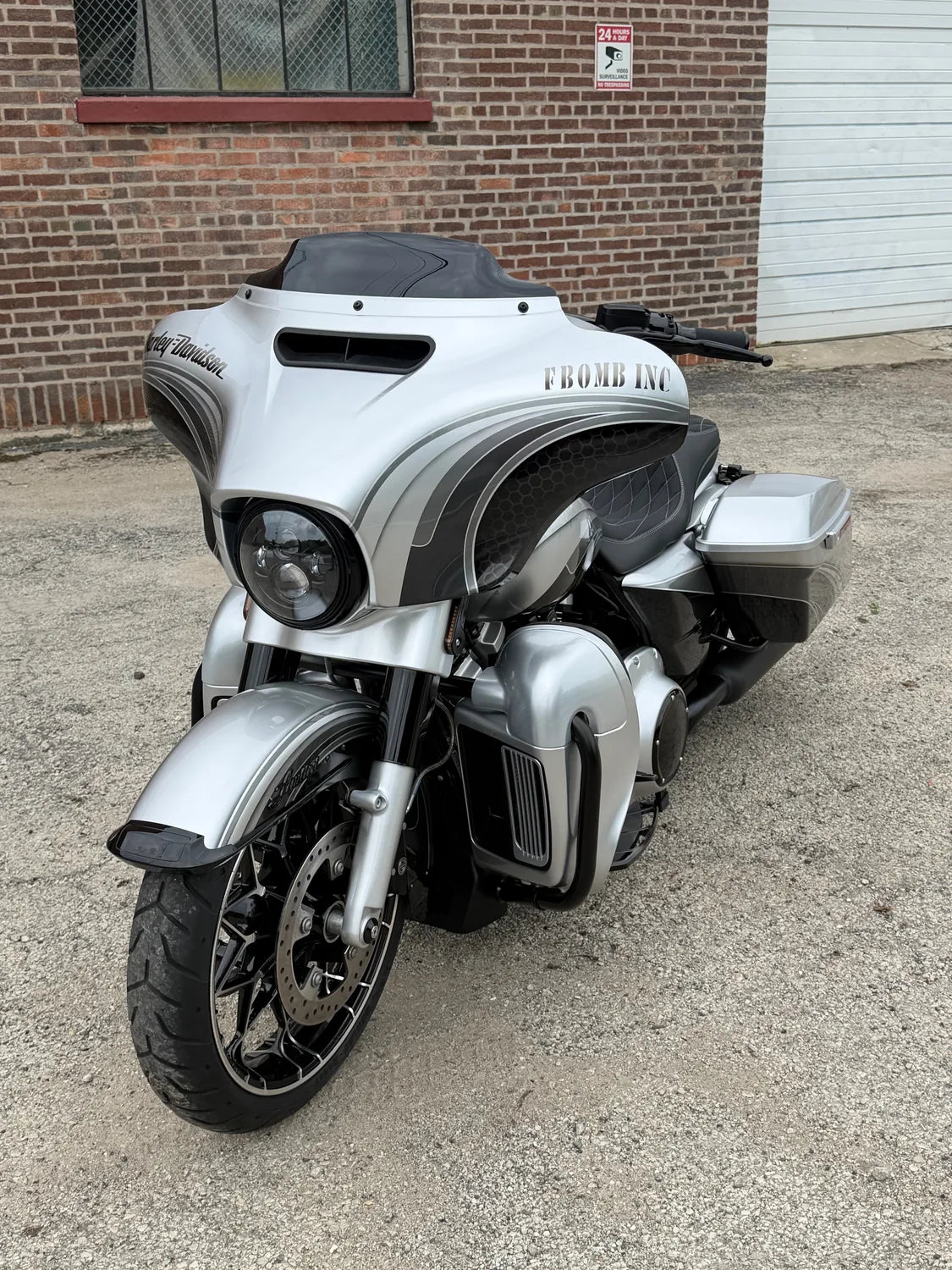 SILVER BULLET - Custom 2017 Harley Street Glide