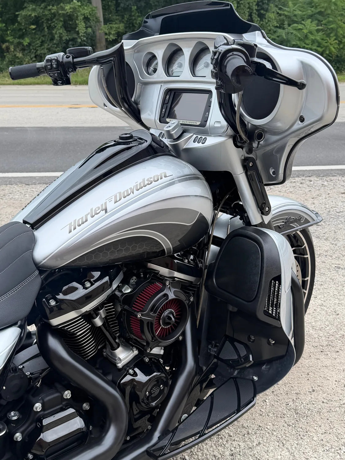 SILVER BULLET - Custom 2017 Harley Street Glide